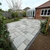 neue Terrasse am Haus mit Naturstein India Grau im Garten